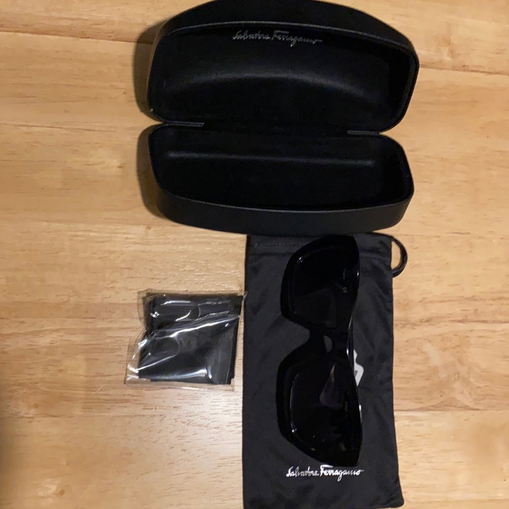 NWT Salvatore ferragamo classic sunglasses